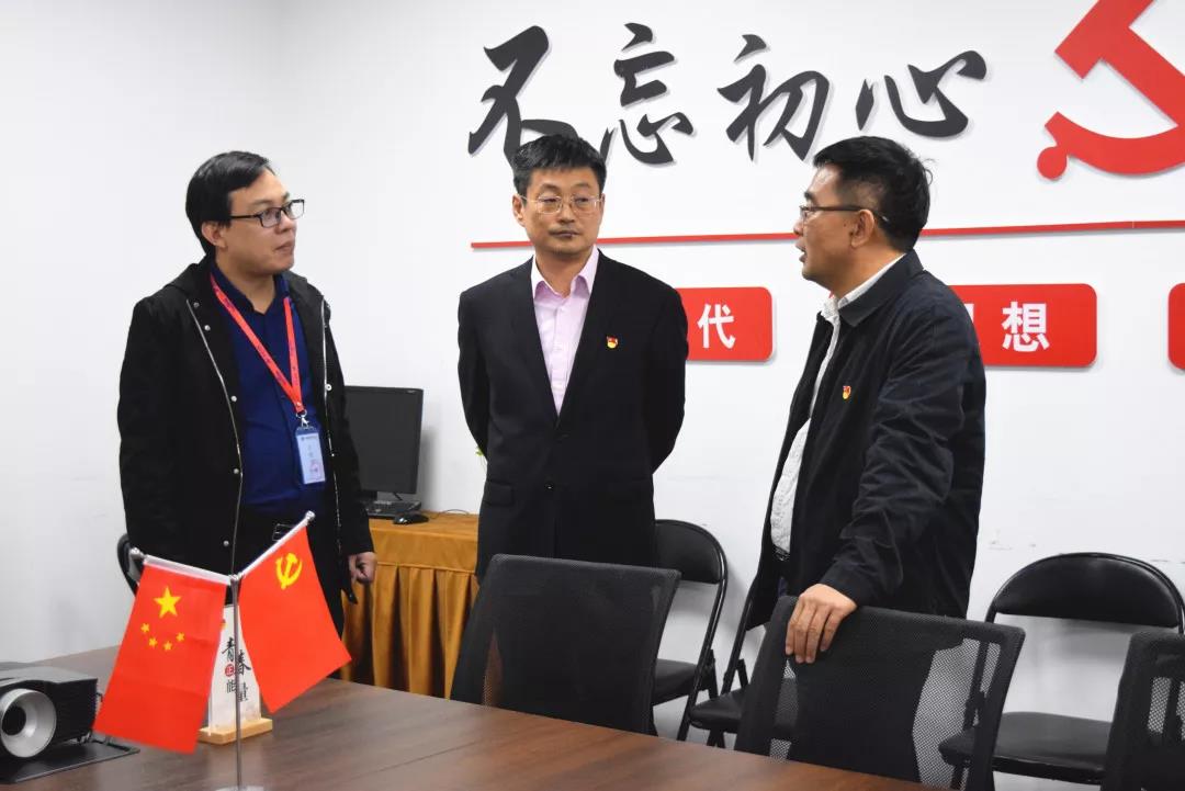 中共安陽市委網(wǎng)信辦主任路玉軍、副主任王曉萌等一行人蒞臨安陽青峰網(wǎng)絡指導工作